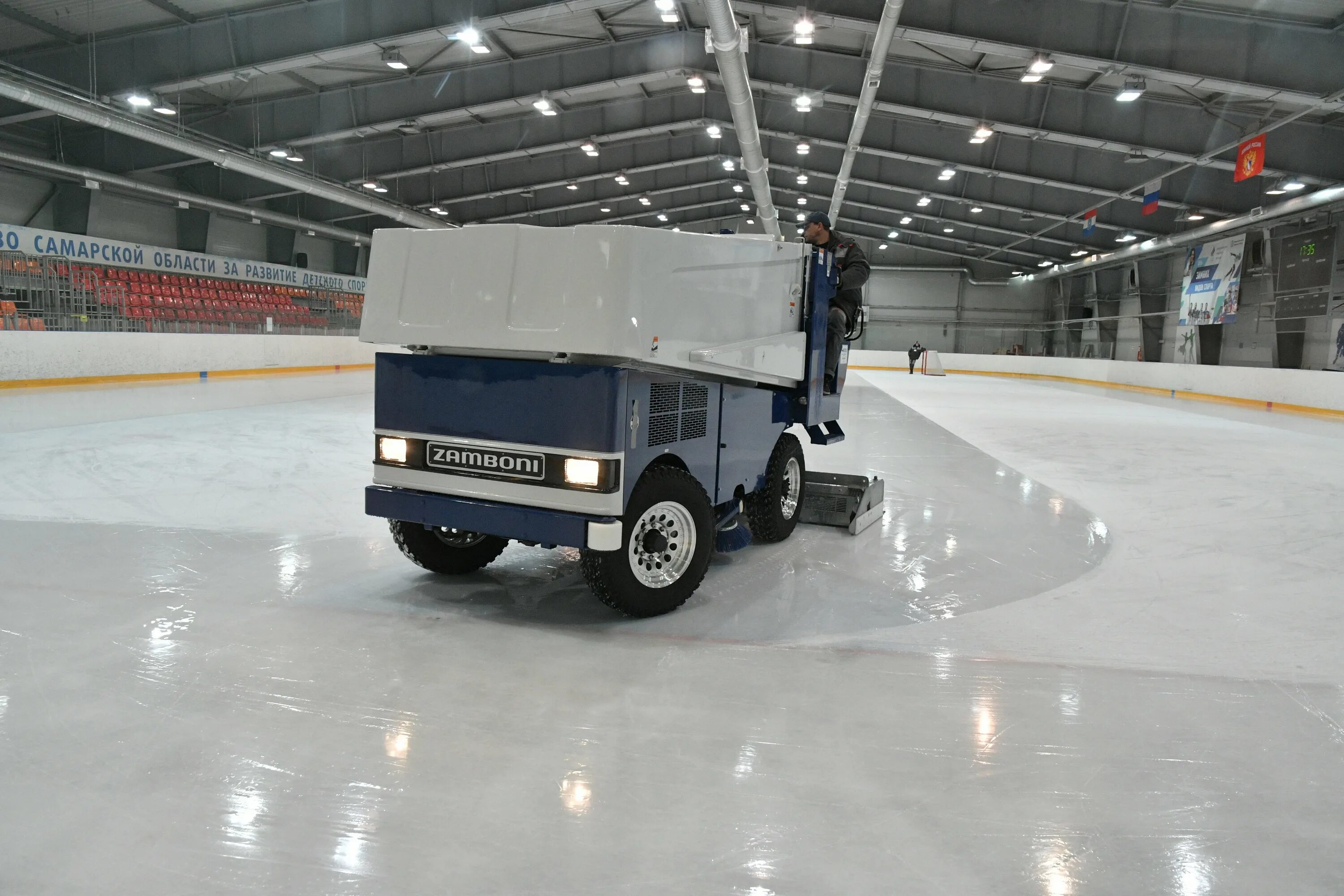 Лёдозаливочная машина Zamboni 446. Ледовый комбайн Zamboni. Zamboni заливочная машина. Машина ледозаливочная zamboni446-13178. Ледовый название