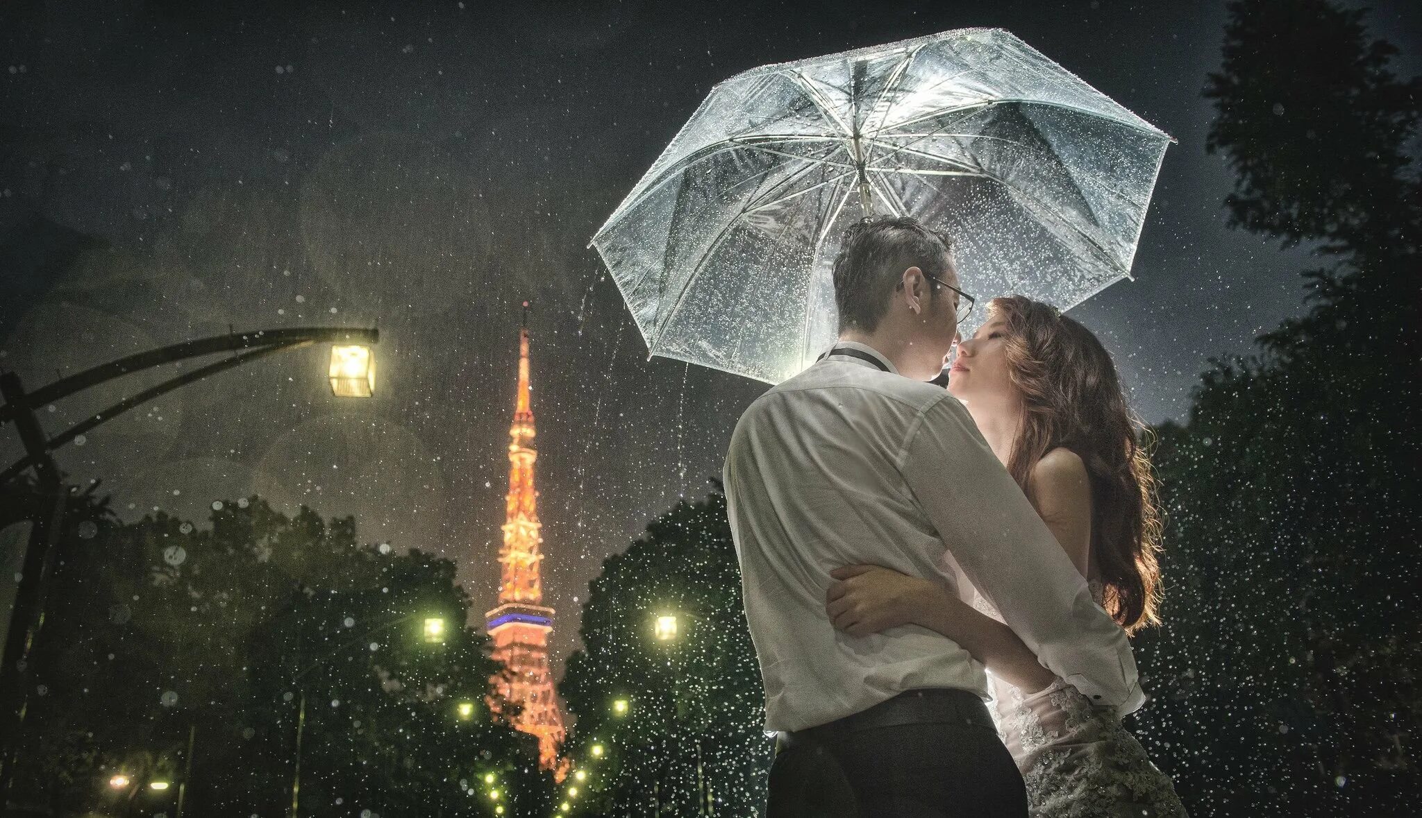 Апрель город любовь. Парень и девушка под зонтом. Дождь романтика. Влюбленные под дождем. Двое под дождем.
