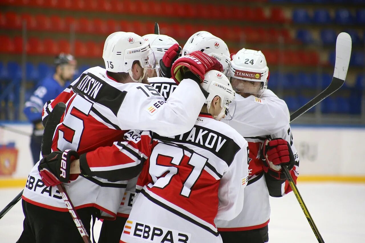 Хк металлург чемпионат. Хлопотов Металлург НК. Фото Металлург Новокузнецк Зауралье. ВХЛ Курган Зауралье.