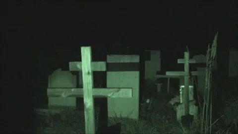 Призрак на кладбище видео