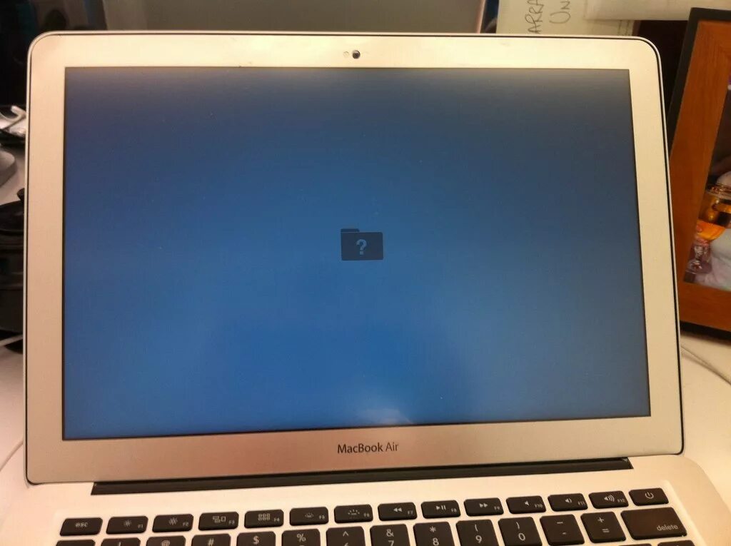 Не включается макбук эйр. Пятна на экране макбука. пятна на экране macbook. macbook air синий. пятна на экране макбука аир.