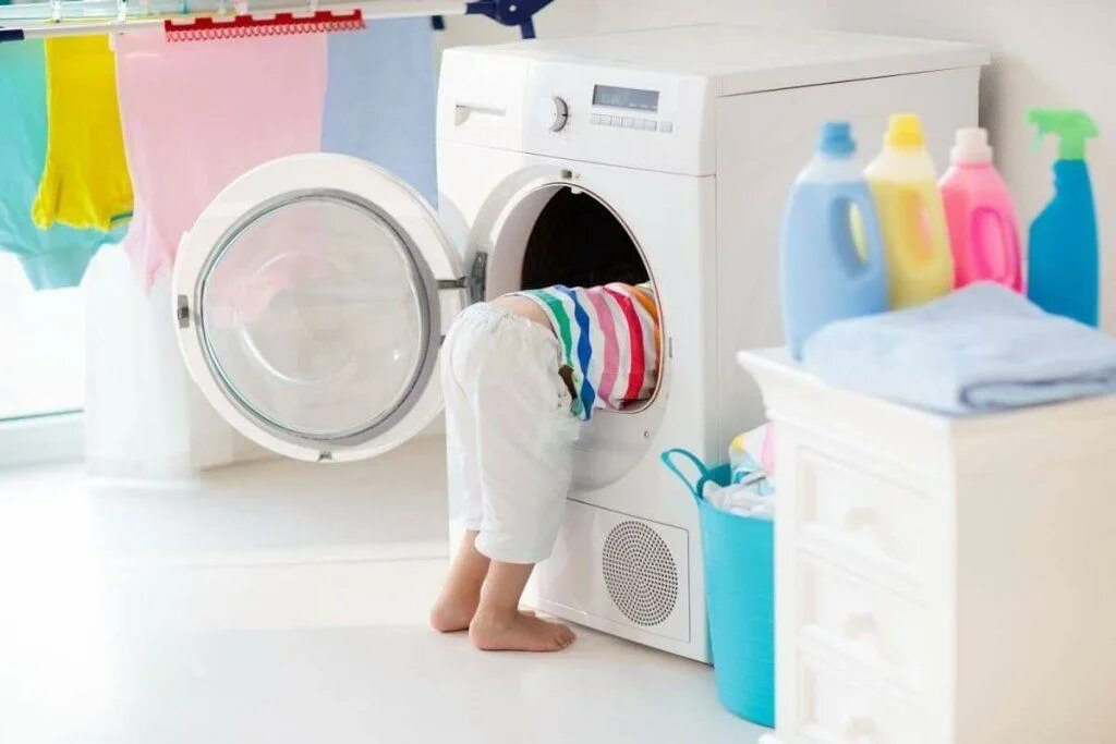 Мама стиральная машина. Стиральная машинка с бельем. Стиральная машина для детских вещей. Стиральная машина с детским бельем. Стиральная машинка с вещами.