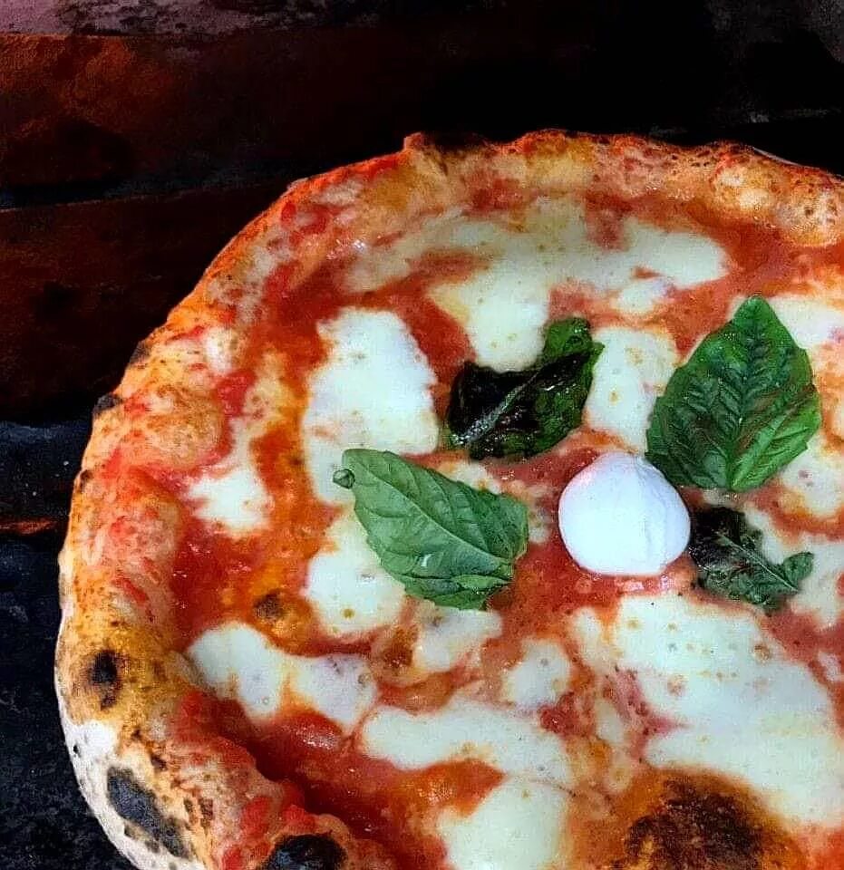 Неаполитанская пицца Италия. Классическая Неаполитанская пицца. Пицца неоп Неаполитанская. Пицца неаполитано состав.