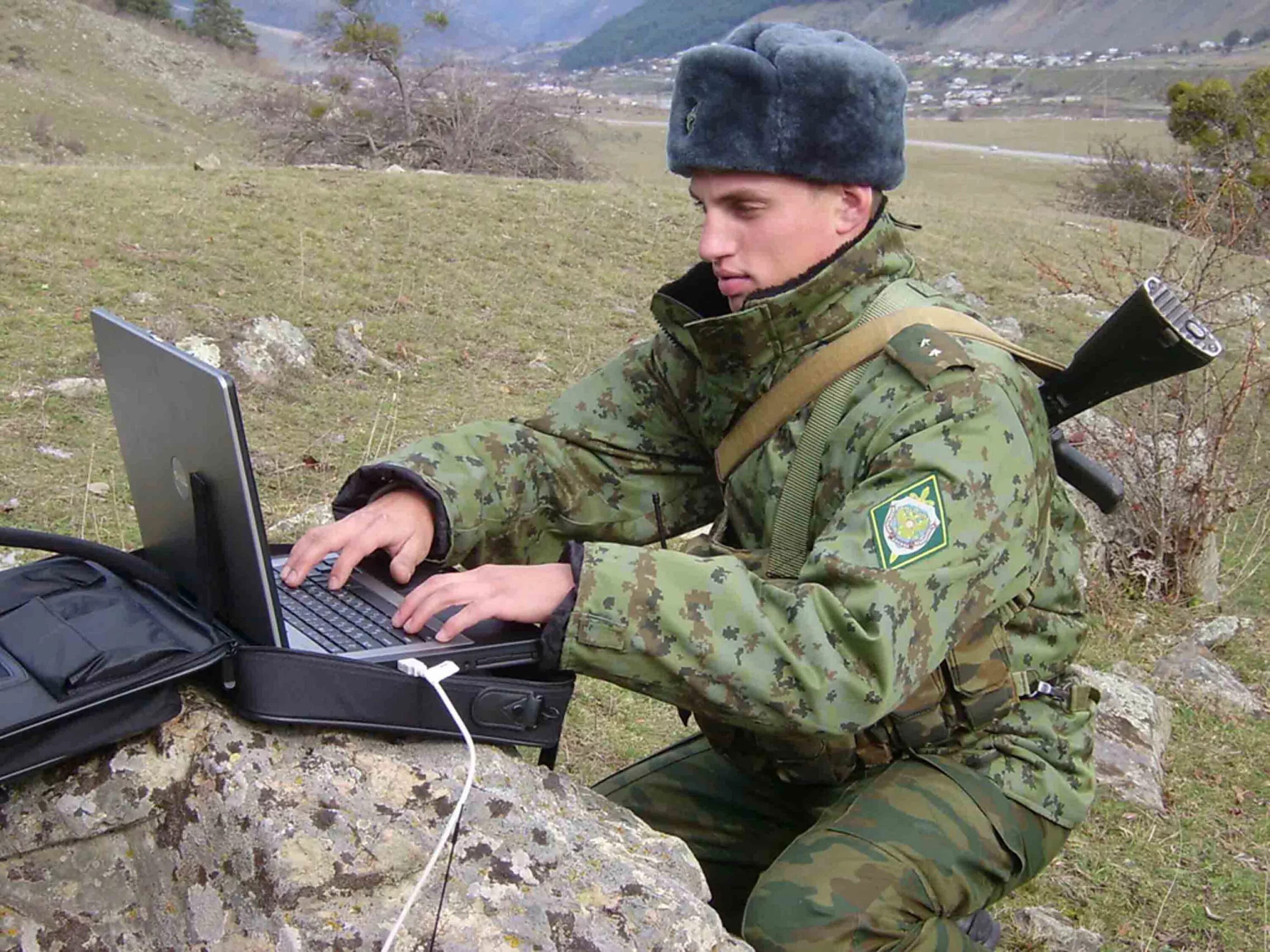 Пограничник Связист. Связист в армии. Форма связистов. Военная форма связистов. Разведывательная деятельность рф