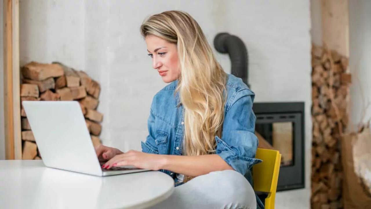 Работа удаленно через интернет без опыта. Женщина с компьютером. работа на дому для женщин. женщина на работе. девушка работает.