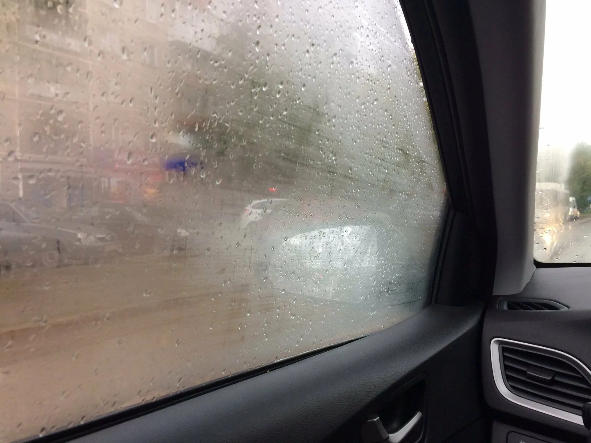 Машина запотевает в дождь. Запотевшие стекла автомобиля. Запотевшее стекло в машине. Автомобильное стекло изнутри. Запотевание окон в автомобиле.