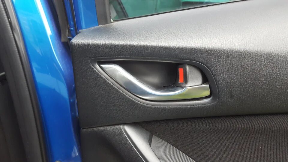 Задняя дверь мазда сх5. Ручка двери Mazda CX-5. Ручка двери Мазда СХ 5. Ручка двери Мазда 5. Заглушка ручки открывания двери Mazda cx5.