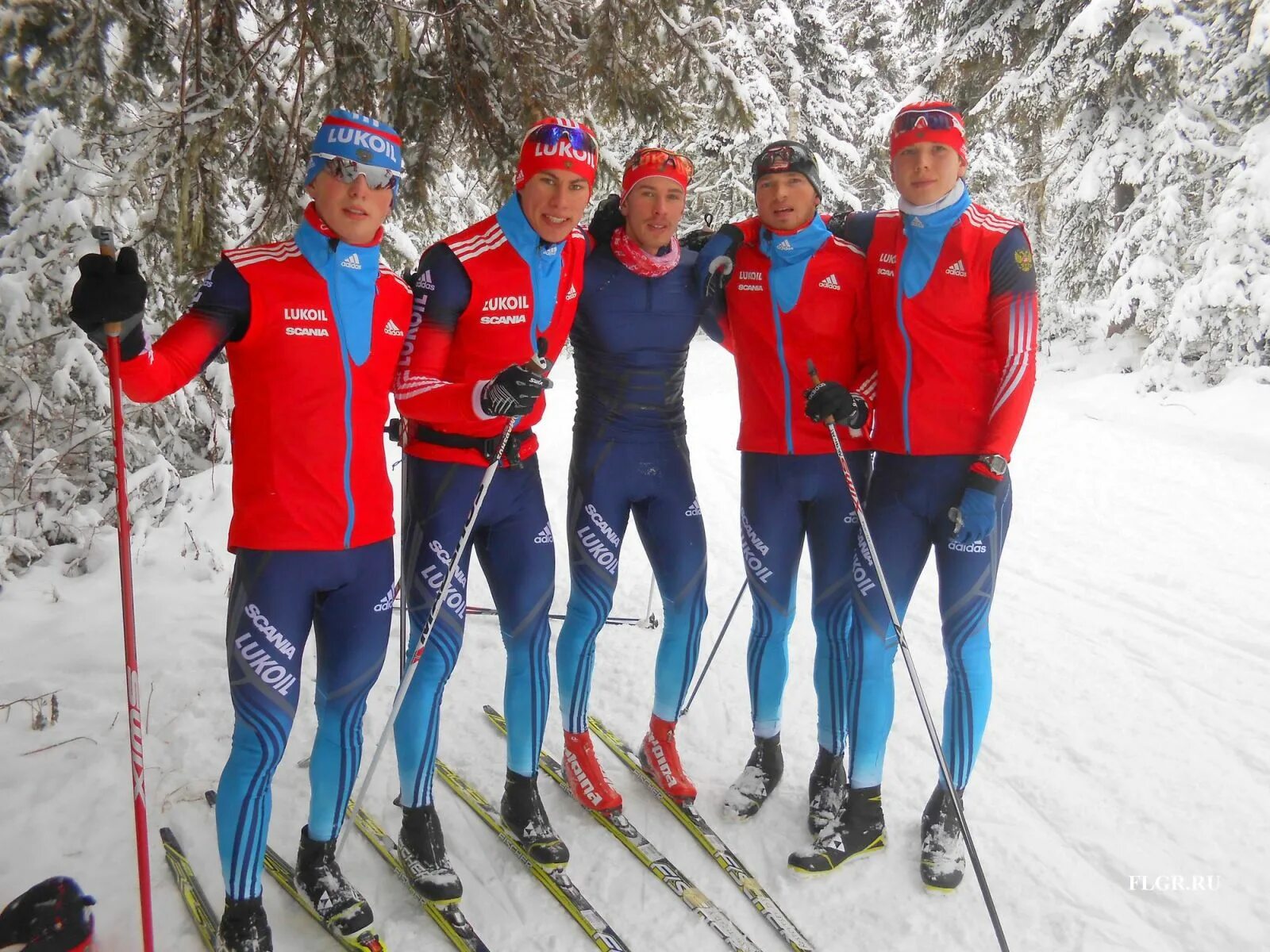 форма сборной россии по биатлону. тренировка сборной россии по лыжам. экипировка сборной по лыжным гонкам. биатлон сборная италии разминочный. разминочный костюм адидас бордовый.