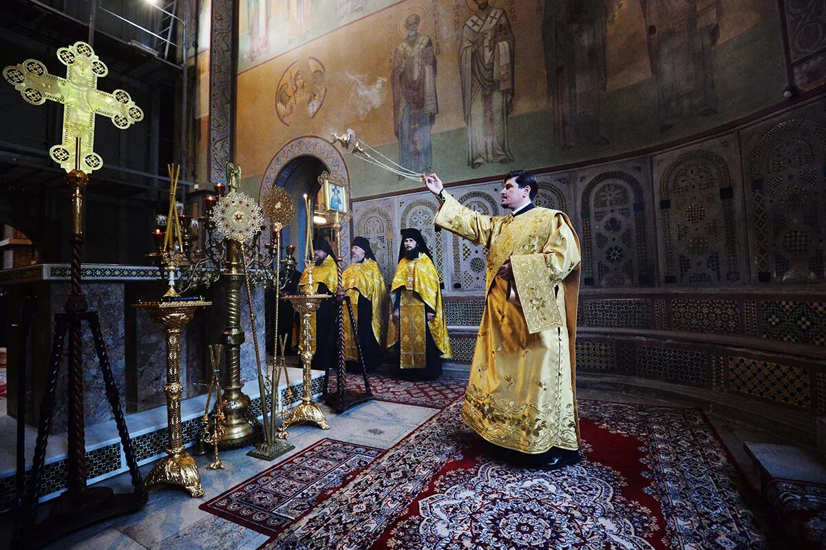 Служба в софийском соборе великий новгород. София киевская литургия. Софийский собор в великом новгороде изнутри. Софийский кафедральный собор великого новгорода внутри. Софийский собор великий новгород внутри.