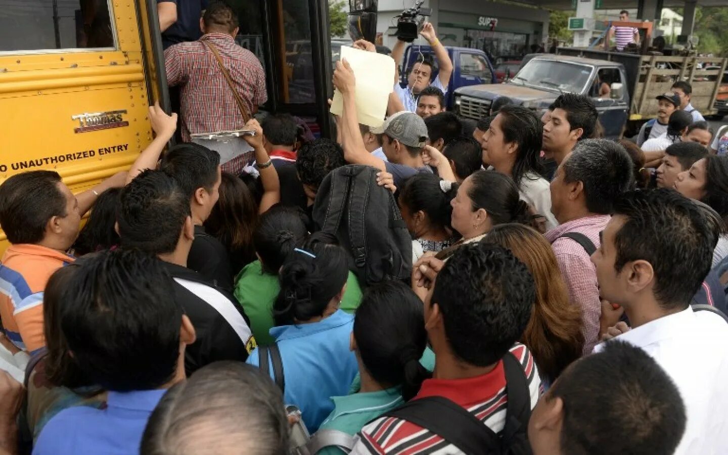 Люди в общественном транспорте. Летний лагерь толпа у автобуса. Общественный транспорт в час пик. Общественный транспорт битком. Crowded bus.