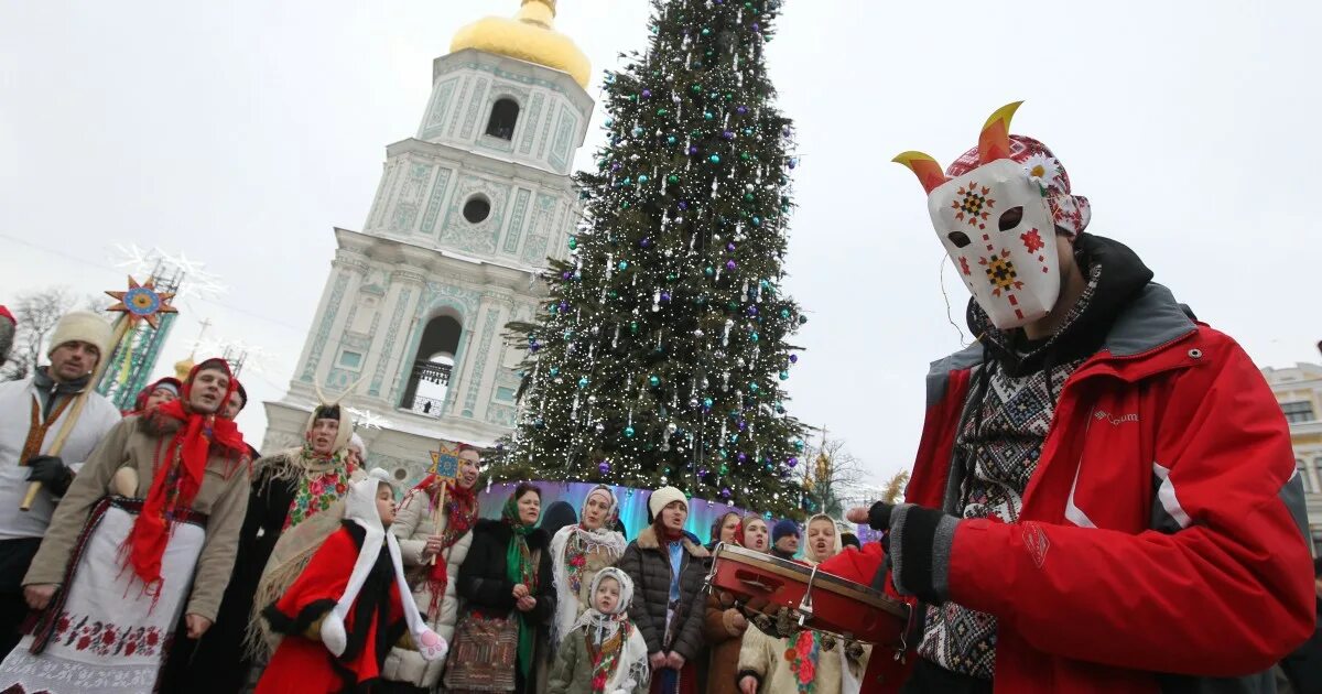 Когда празднуют рождество в украине. Празднование старого нового года. Колядки на старый новый год 2022 для детей. Новый год в России традиции. Празднование нового года в Москве.