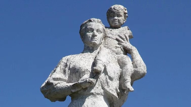 Скульптура женщина с детьми. Памятник женщины с ребёнком балтийск. памятник, скульптура &quot;женщина с ребёнком&quot; красная пахра. памятник жена моряка балтийск. скульптура женщины с ребёнком балтийск.