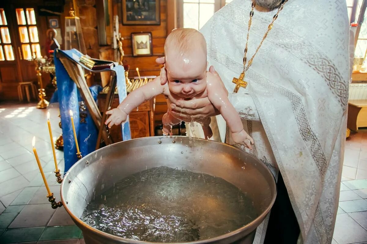 Крещение ребенка. Обряд крещения. Крещение детей в церкви. Фотосессия крестин в храме. В какие дни крестят детей в православной