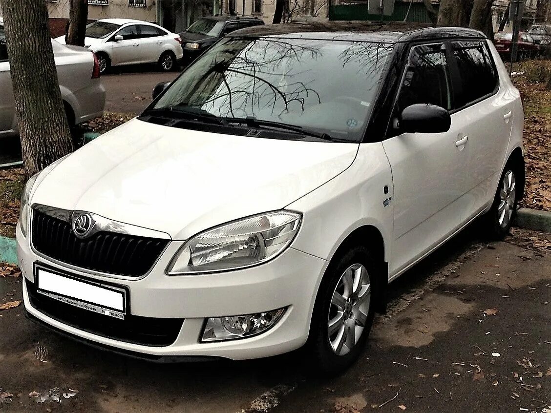 Купить шкоду фабию москва. Skoda Fabia 2 White. Шкода Фабия 2 белая. Škoda Fabia белая. Шкода Фабия 1.2 2013.