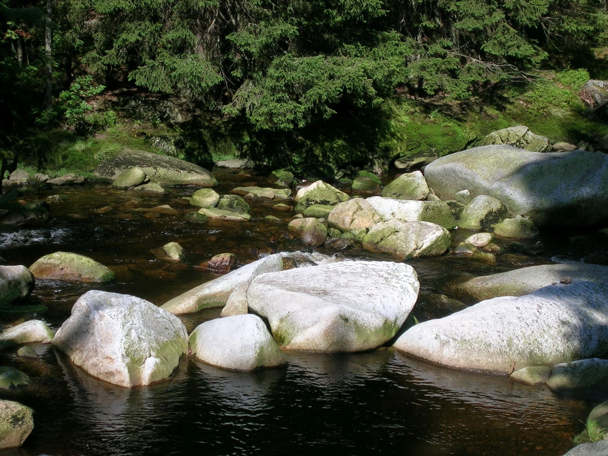 Stone river. Камни валуны берег река ручей. Ручей с камнями. Валун камень у реки. Речка камни.