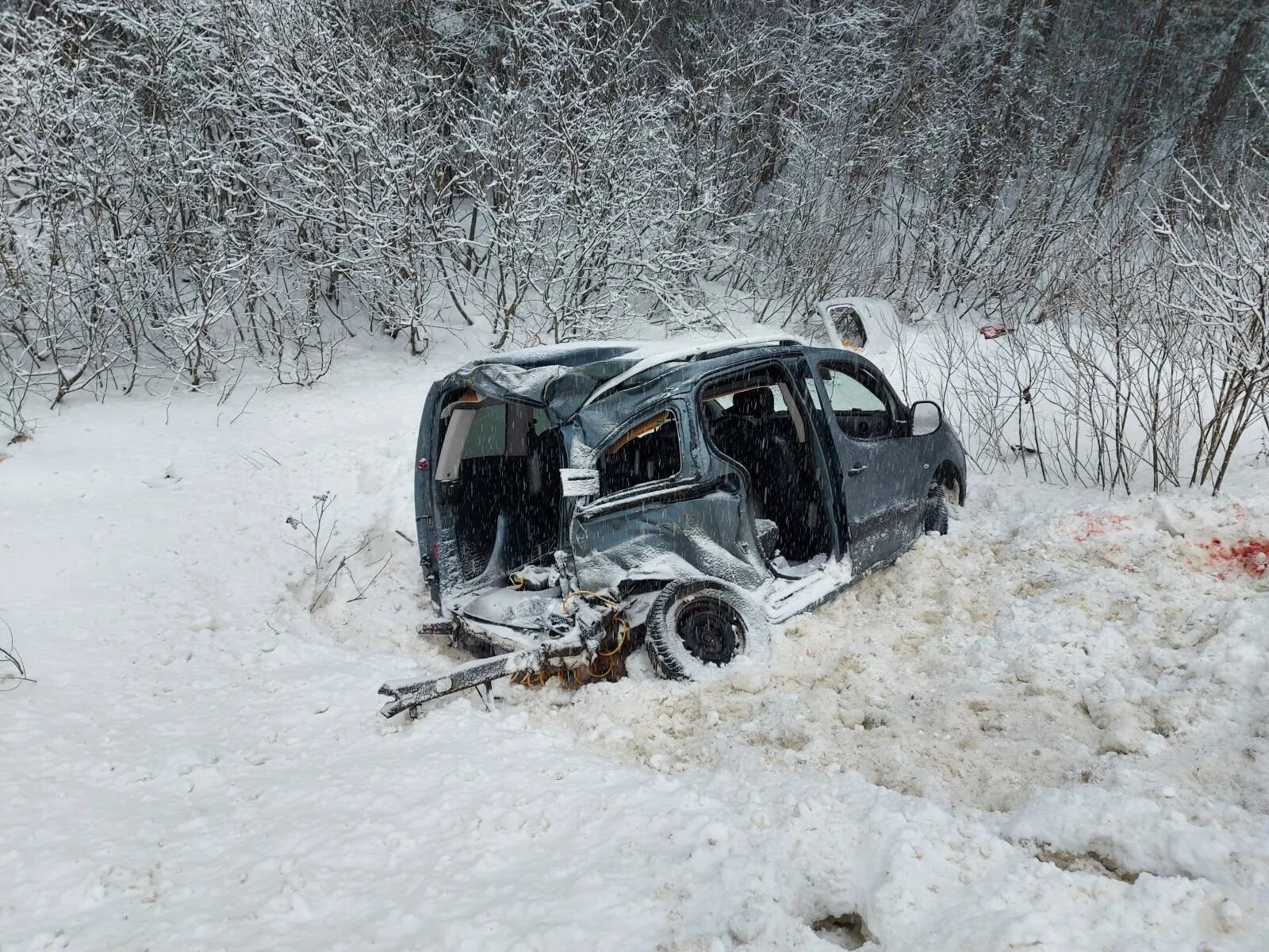 авария в калужской области. рено в дерево великий новгород. сводки дтп калужская область. авария в бабынинском районе калужской области. 2022.