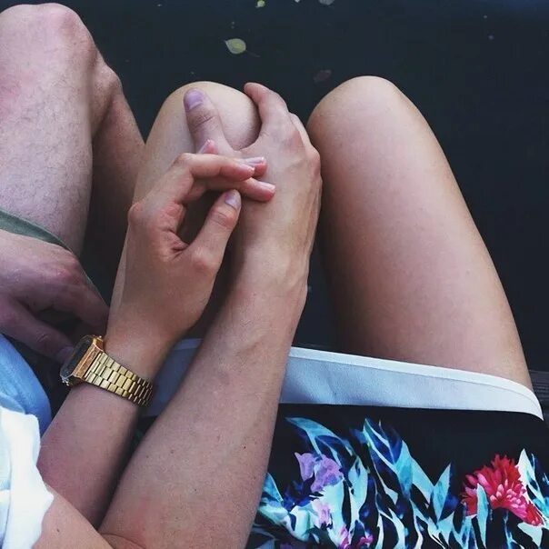 Ноги касаются друг друга. Alpha couple feet. Люди сидят в кругу. Мужская рука на бедре. Касание стопы ладонью.