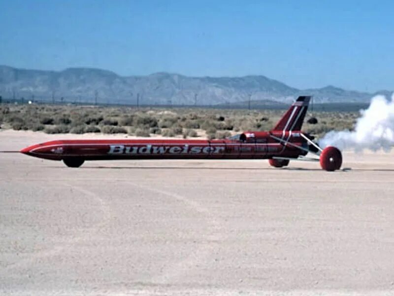 Будвайзер рокет. Thrust SSC 1997. Болид Thrust SSC. Трёхколёсном автомобиле «Budweiser Rocket».