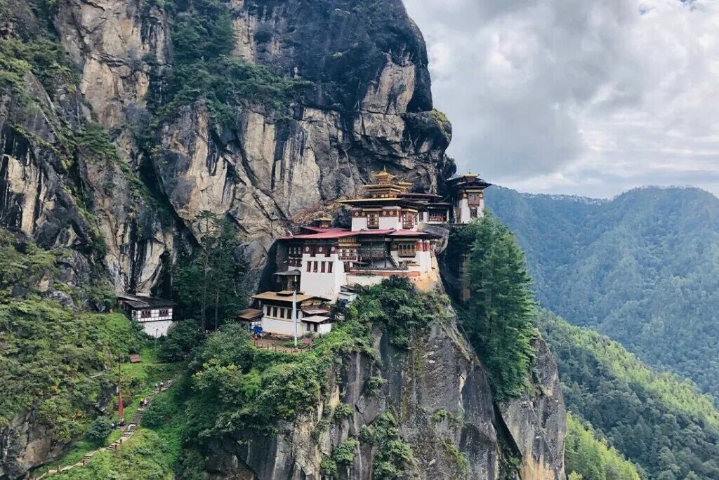 Бутан и воздух. Такцанг-лакханг бутан. Tiger Nest бутан. Гнездо тигра монастырь. Святыни бутана.