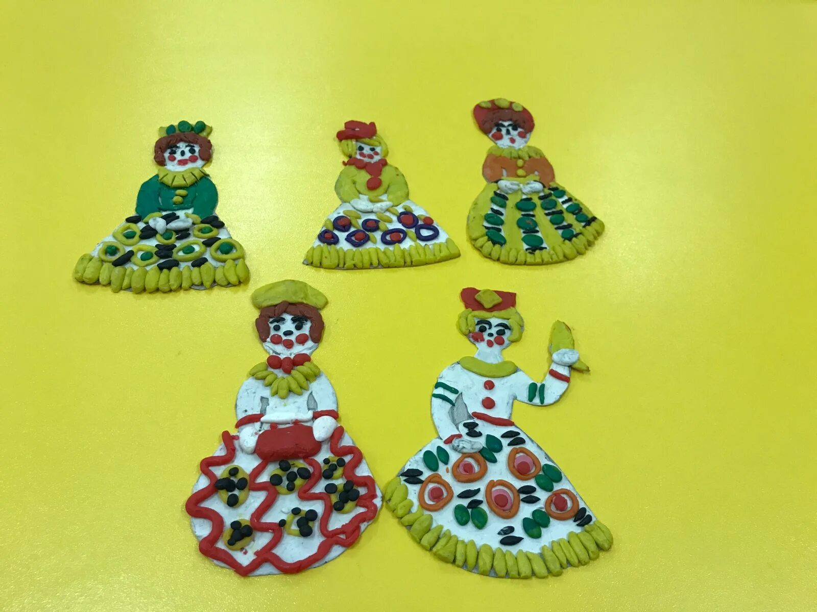Дымковская из пластилина. Дымковская кукла. дымковская игрушка из пластилина подготовительная группа. дымковская барышня. лепка дымковская барышня подготовительная группа.