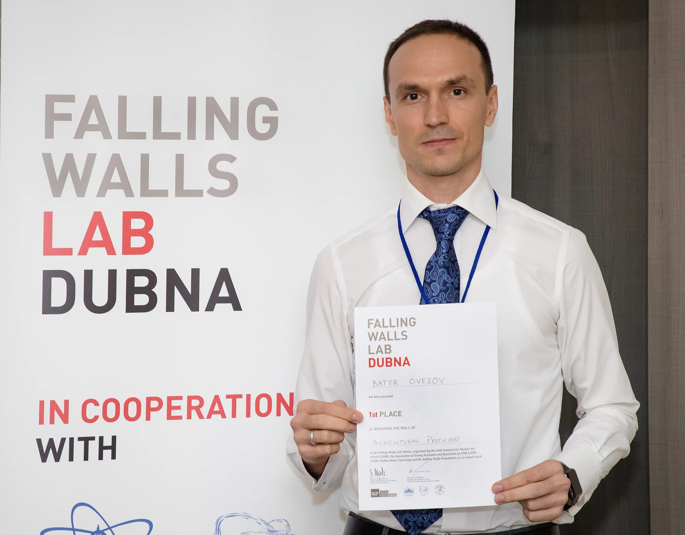 Falling walls. Falling wall. Конкурс falling walls lab логотип. Falling wall. Falling walls lab logo.