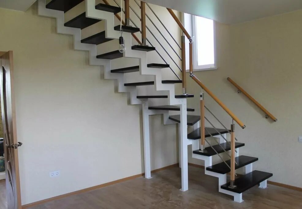 Профильная лестница на второй этаж. Лестница на 2 этаж на косоурах. Лестницы металл двойной косоур. Лестница на 2 косоурах забежная. Лестница на больцах с косоуром.