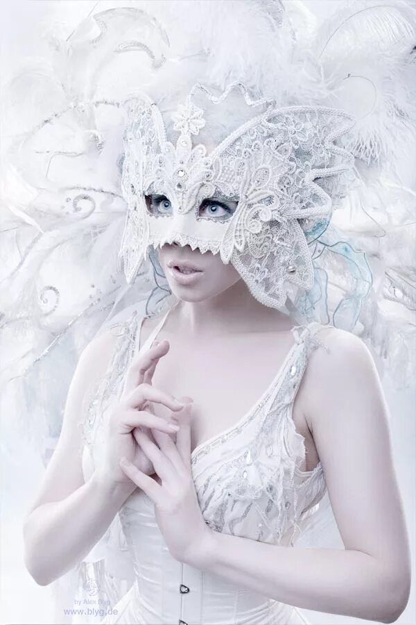 Mask angel 18. Ангел в маске. Маска ангела. Cyndy salisbury маски. Девушка в маске.