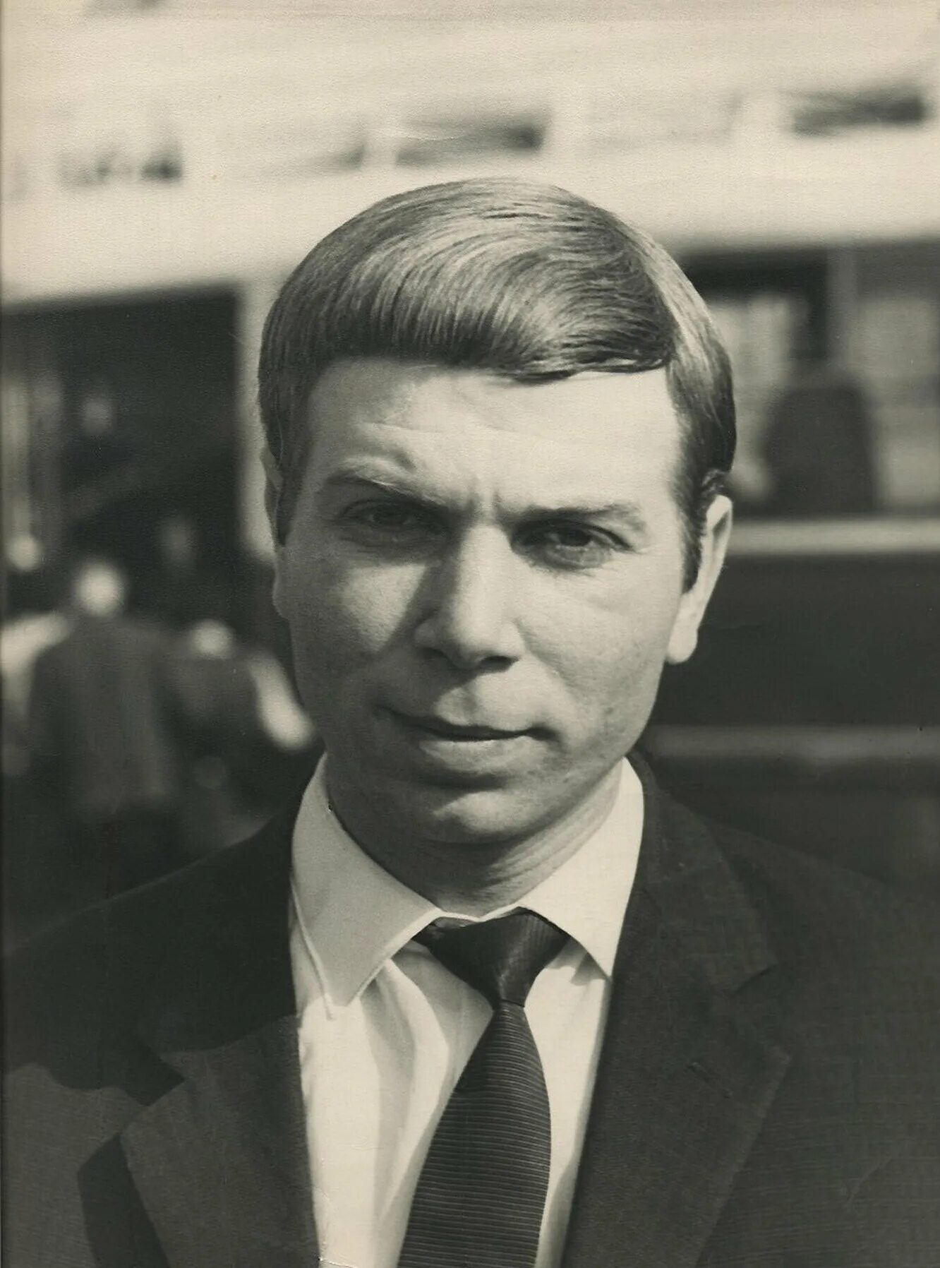 Аида ведищева в молодости. Ио́сиф давы́дович кобзо́н. Певцы 60 годов список советские. Эдуард хиль 1997. Лев лещенко молодой.