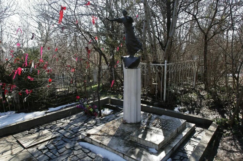 Могила грина. Памятник александру грину в старом крыму. могила александра грина в старом крыму фото. могила грина в старом крыму день рождения. могила грина в старом крыму как найти.