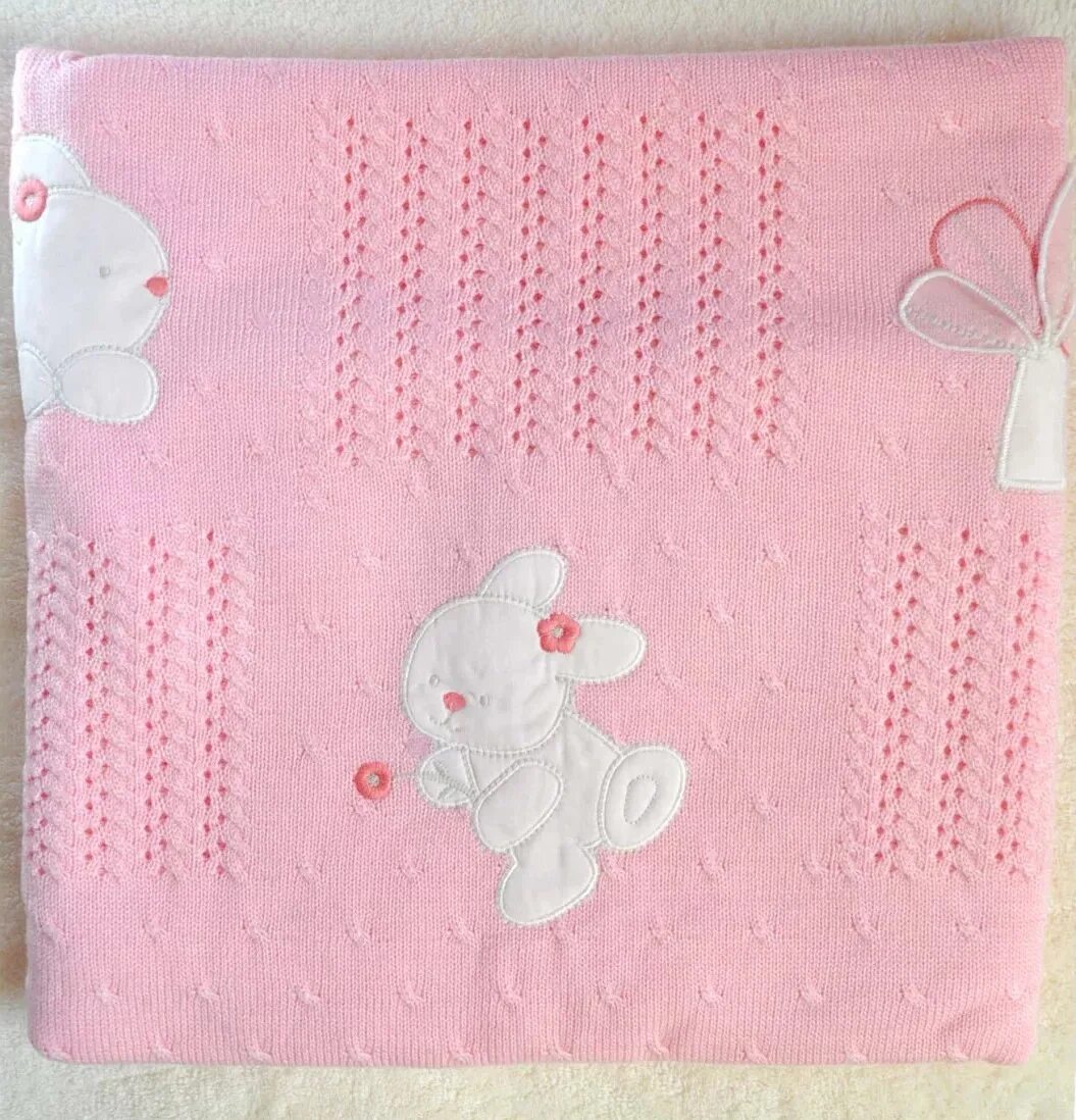 ребенок в пледе. плед микки маус. вязаные одеяла для новорожденных. детский плед для девочки. детские пледы спицами.