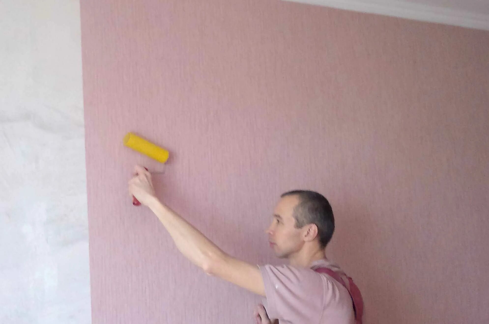 Крашеные стены в квартире. Стены под покраску. Обои под покраску. Покраска флизелиновых обоев. Красим виниловые обои на флизелиновой основе