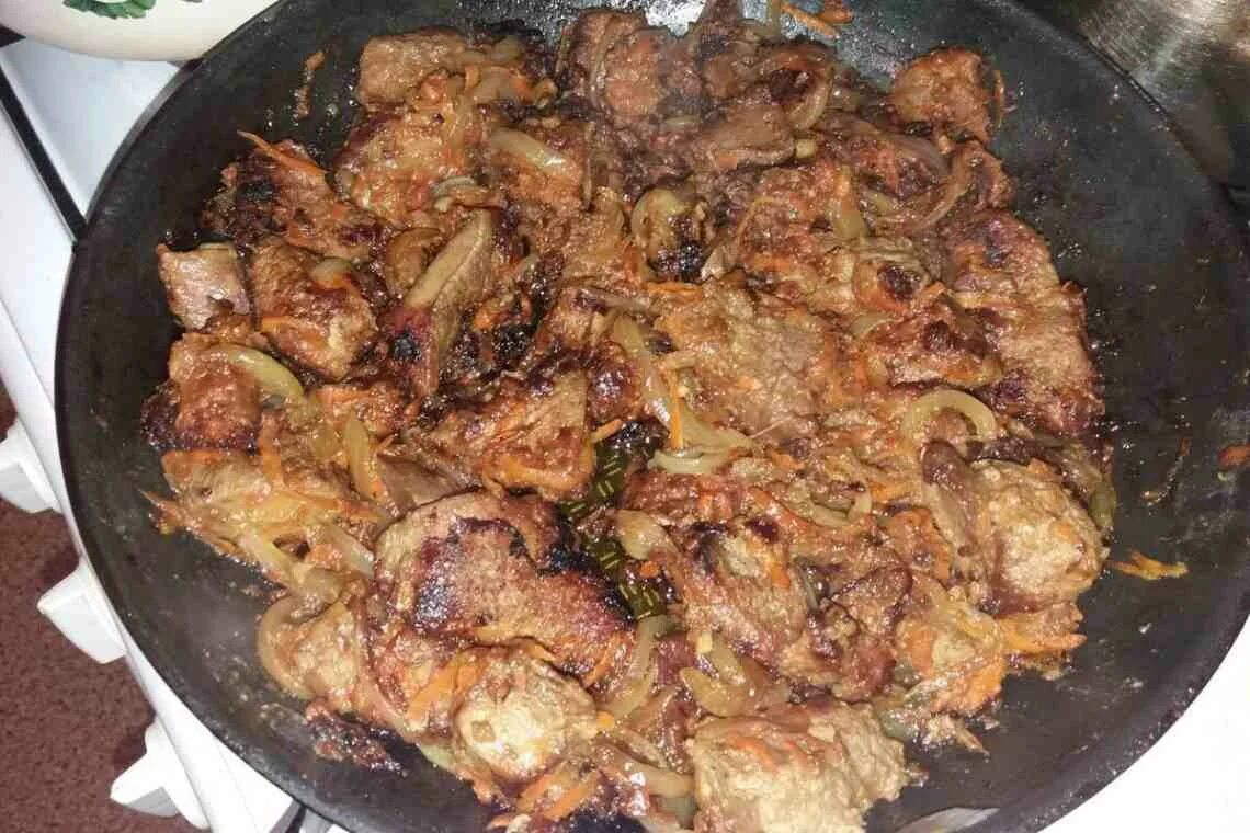 Печенка свиная как приготовить мягкую и вкусную. Блюда с печенкой свиной. печёнка свиная жареная. приготовление свиной печени. приготовление свиной печенки.
