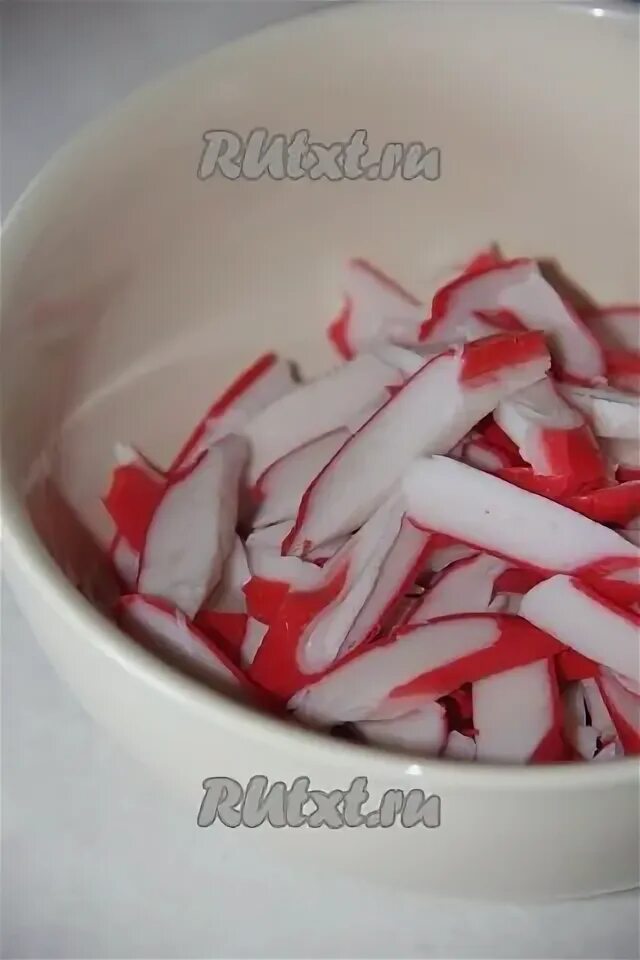 Салат аленка. Салат с крабовыми палочками соломкой. Салат крабовые палочки соломкой. Салат из лаваша нарезанного соломкой и крабовыми палочками. Салат крабовые палочки соломкой.
