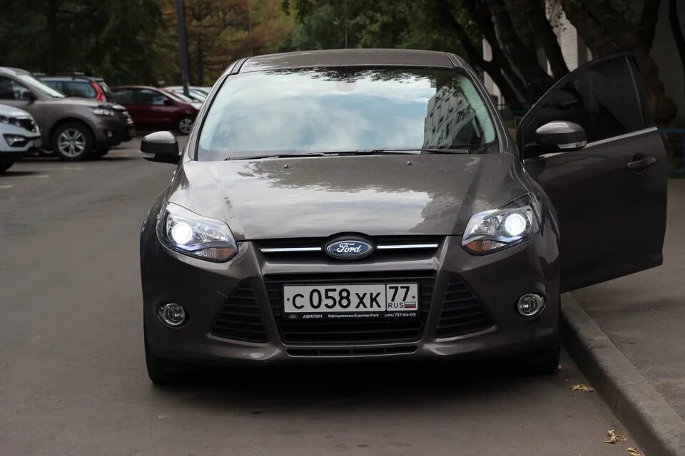 Ангельские глазки форд. Ангельские глазки Ford Focus 3. Ангельские глазки на Форд фокус 3 хэтчбек. Фары на Форд фокус 3 ангельские глазки. Ангельские глазки Форд фокус 2.