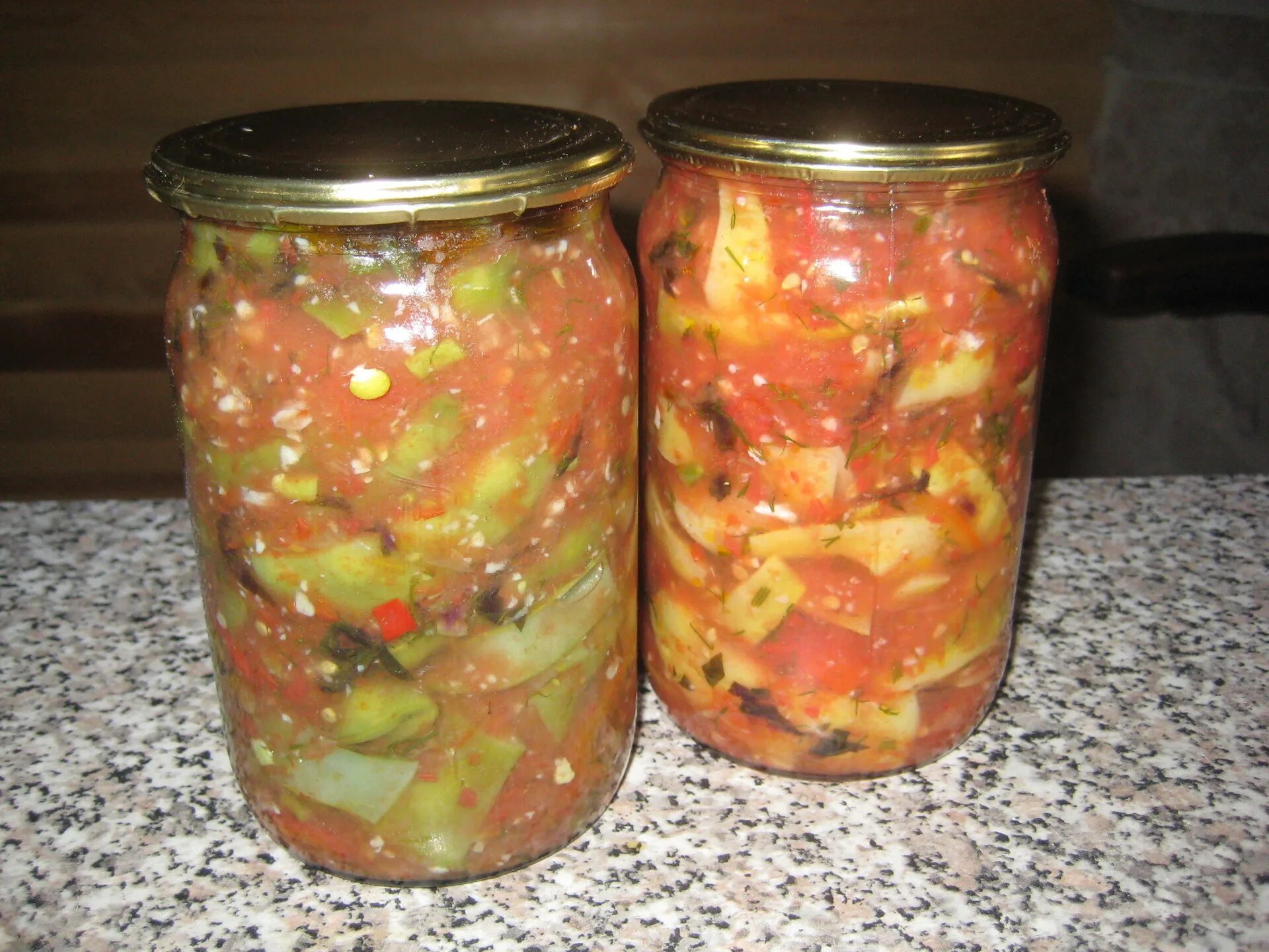 Консервировать фасоль с овощами рецепт. Салат с фасолью на зиму. салат на зиму с фасолью и овощами. салат на зиму из фасоли с овощами. закуска из фасоли на зиму с овощами.