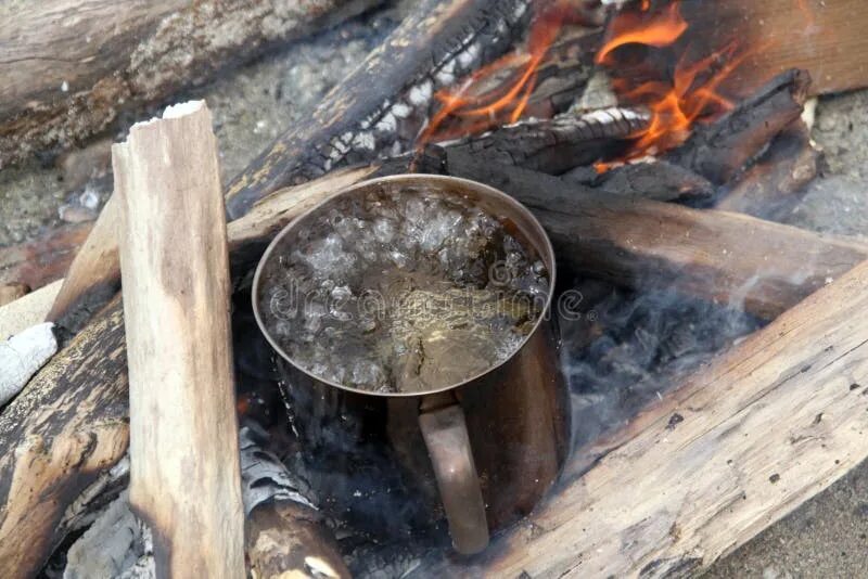 Кипит в лесу. Кипячение на костре. Кипятить воду на костре. Кипячение воды на костре. Костер у воды.