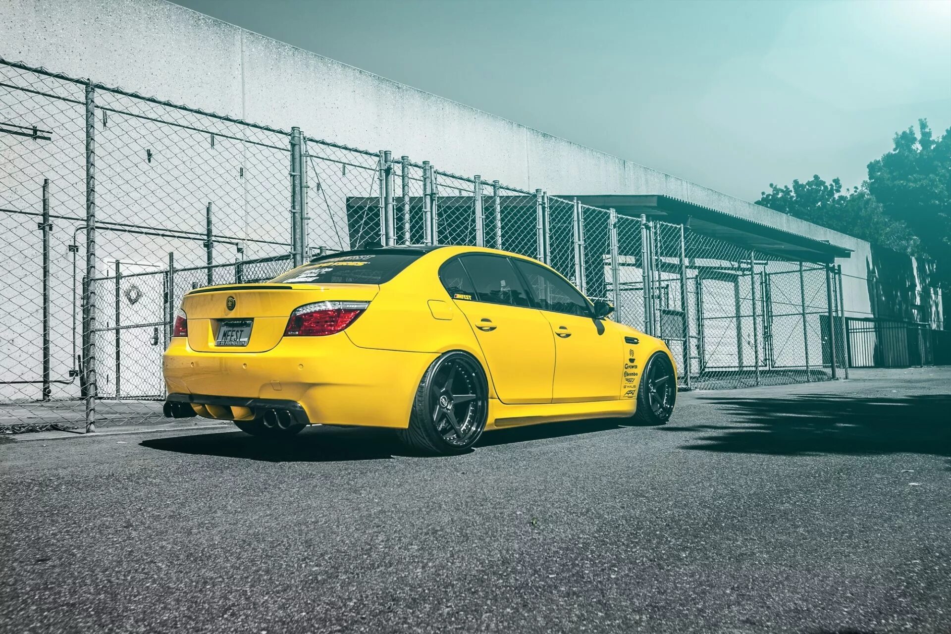 Бмв е60 бимка. BMW m5 e60 Yellow. BMW e60 желтая. BMW m5 желтая. BMW 5 e60 Yellow.