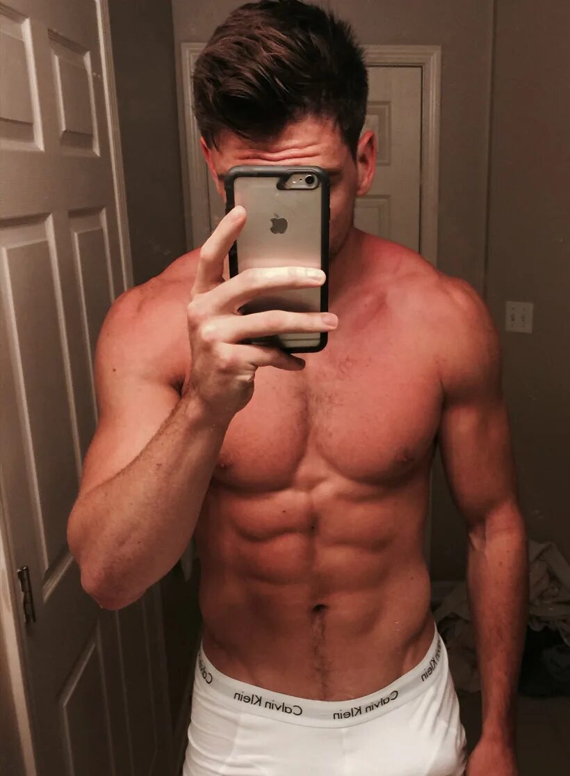 Интимки мальчиков. Мужское тело в зеркале. Накаченный мужик в зеркале. Мужской торс в зеркале. Пресс парня в зеркале
