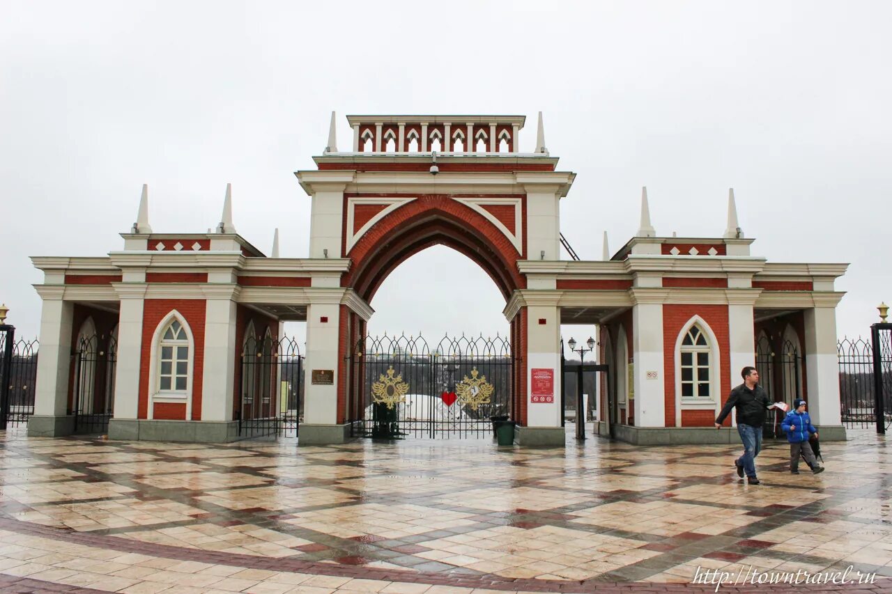 Музей царицыно метро. Центральный вход в парк Царицыно. Центральные ворота Царицыно. Царицыно музей-заповедник вход в парк. Музей-заповедник Царицыно главный вход.