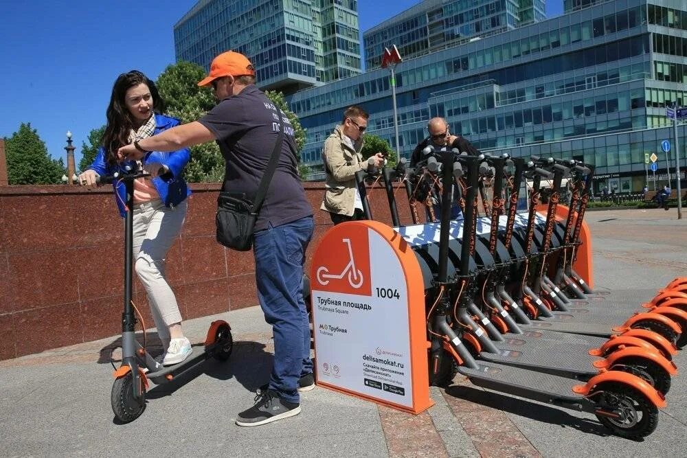 Самокат напрокат в москве через приложение. Электросамокат Шеринг. Прокатный самокат. Электросамокаты напрокат. Самокат электрический на улице.