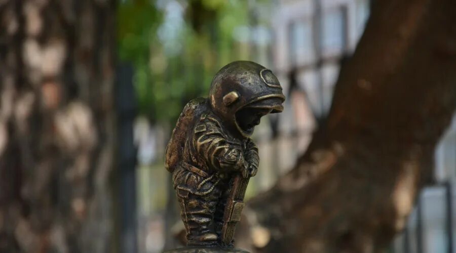 Музей циолковского в калуге. Музей циолковского в калуге космонавт. Скульптуры космонавтиков в калуге. Музей космонавтики калуга 2022. Космонавты в калуге.