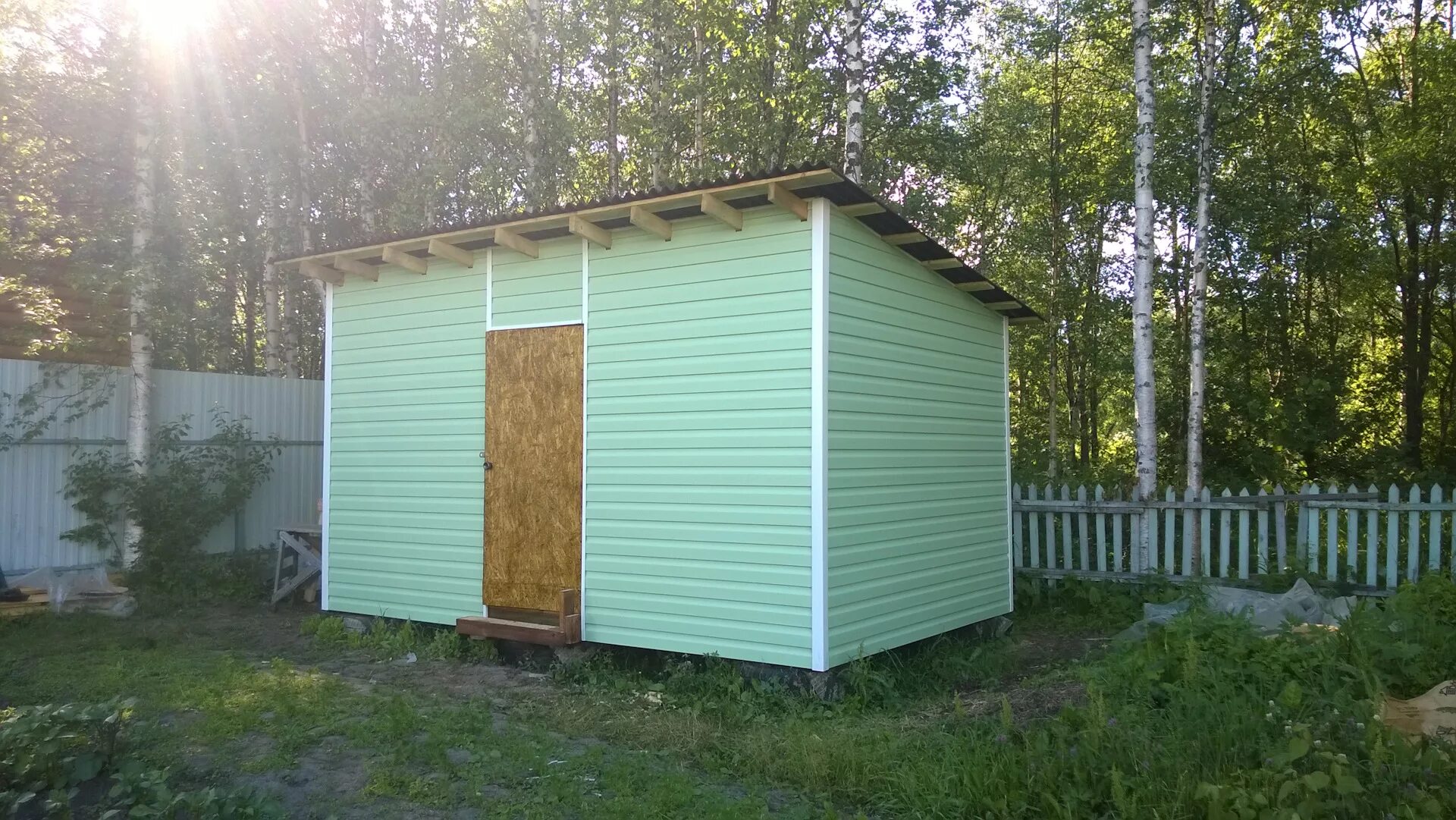 Сарай из необрезной доски. Обшить хозблок. Обшивка сарая. Обшить хозблок. Чем обшить сарай.