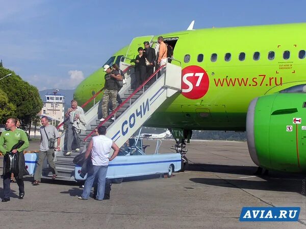 Иваново сочи самолет купить. Сочи s7 Airlines. Аэропорт Сочи s7. Самолет s7 в Сочи. Аэропорт Сочи самолет s7.