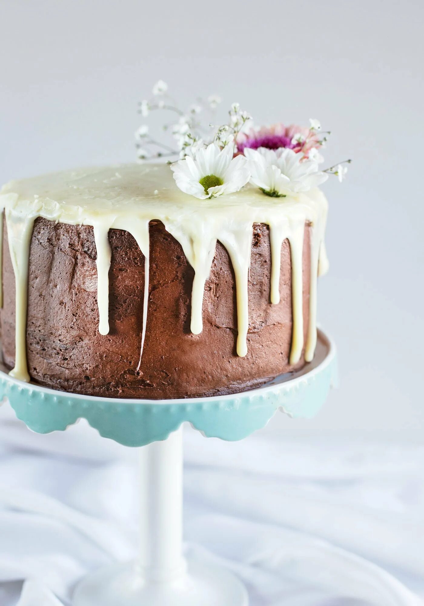 белый торт с шоколадными подтеками. торт с шоколадными подтеками. белый торт крем чиз. трюфельный ганаш. ганаш для торта шоколадный.