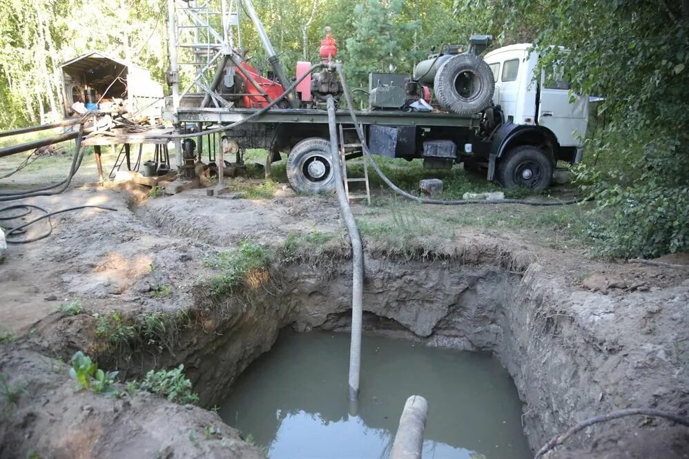 Скважин водозаборов. Скважина. Водяная скважина. Скважина для водоснабжения села. Водозабор скважина.