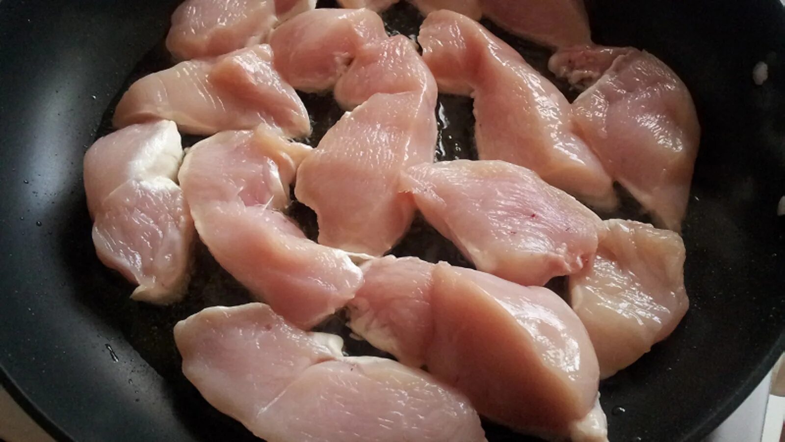 Рецепт куриной грудки кусочками. Филе курицы на сковороде. Куриная грудка на сковороде. Обжаренное куриное филе. Курица грудка кусочками на сковороде.