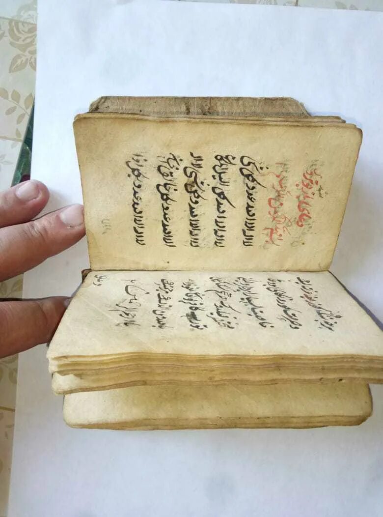 Купим любые книги. Старинные книги на арабском языке. Древняя арабская книга. Древний походный Коран. Древние книги на арабском на коже.