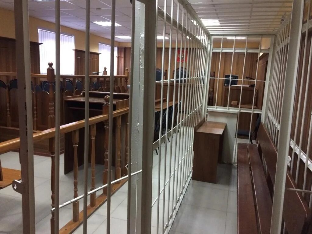 Сайт таштагольского городского суда. Скамья подсудимых. Скамья подсудимых фото. Отдел полиции Центральный Кемерово.