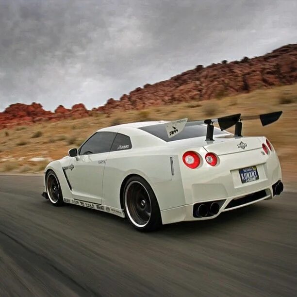 Nissan gt-r 2018. Ниссан гтр 35 кузов. Ниссан гтр кузова. Днище ниссан гтр 35. Nissan gtr r35 nismo 2019.