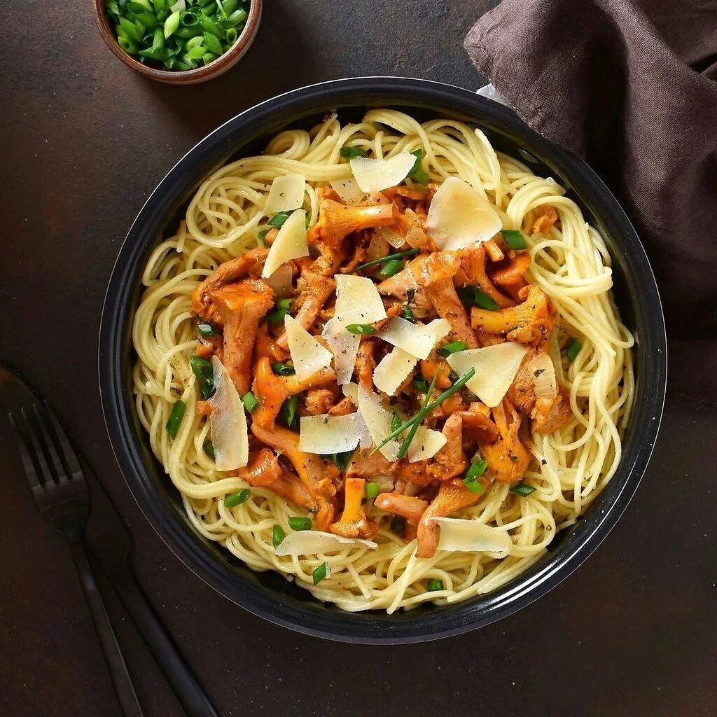 тальятелле с лисичками в сливочном соусе. тальятелле (tagliatelle). спагетти с грибами с лисичками. тальятелле. макароны с лисичками в сливочном соусе.